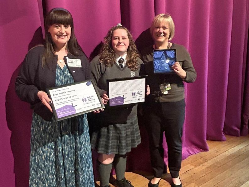 Anya Edgeley-Davies receiving the award from BulliesOut